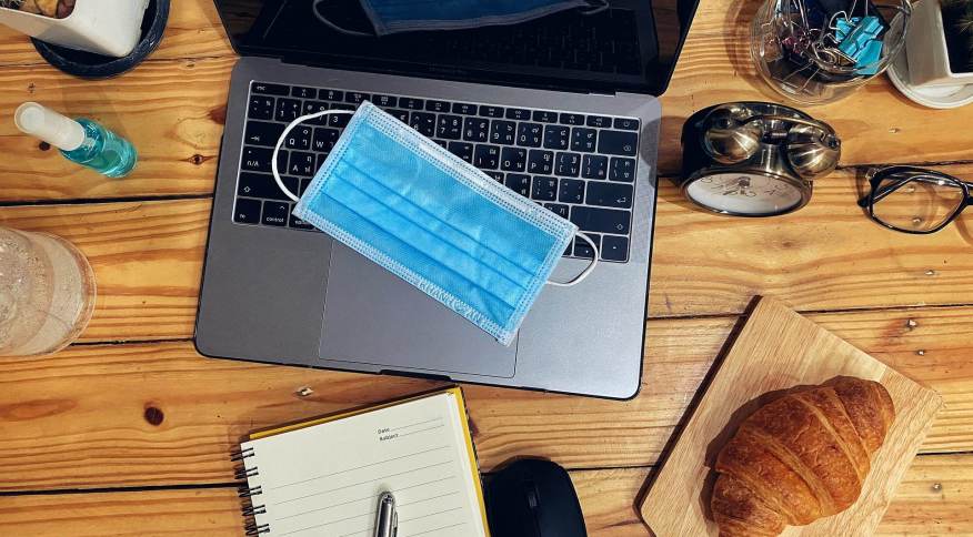 Home office e trabalho híbrido desencadearam casos de burnout entre jovens, aponta estudo